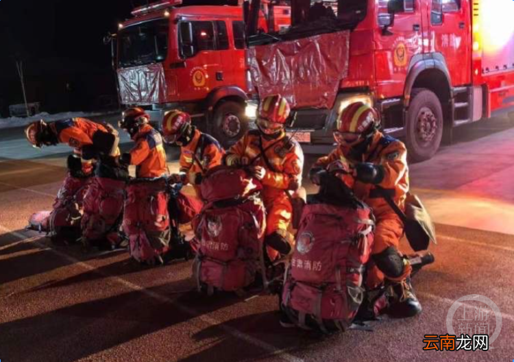甘肃580名消防救援人员深夜紧急赶赴积石山县震中地带，有多人被困倒塌房屋中