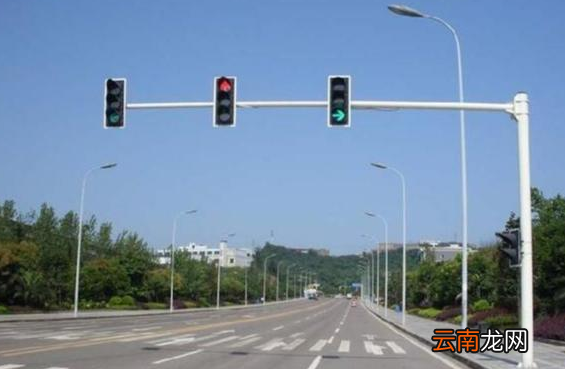 开车如何过红绿灯，开车等红绿灯的时候怎么操作车辆自动挡